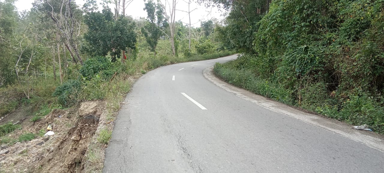 Ket. Foto: Ruas Jalan HR. Koroh, Km. 18, Desa Oben Nyaris Putus di Sebabkan Longsor Akibat Guyuran Hujan.