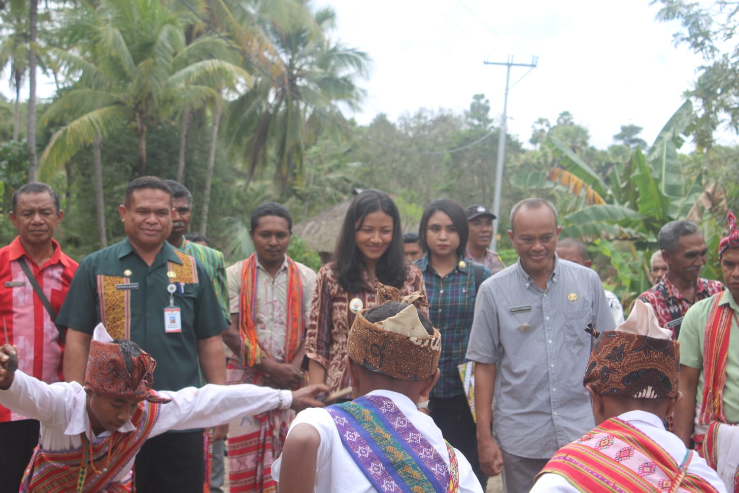 Ket. Foto: Bupati Kupang, Aurum Obe Titu Eki S.Ars., M.Ars saat di Sambut dengan Tarian oleh Anak-anak.