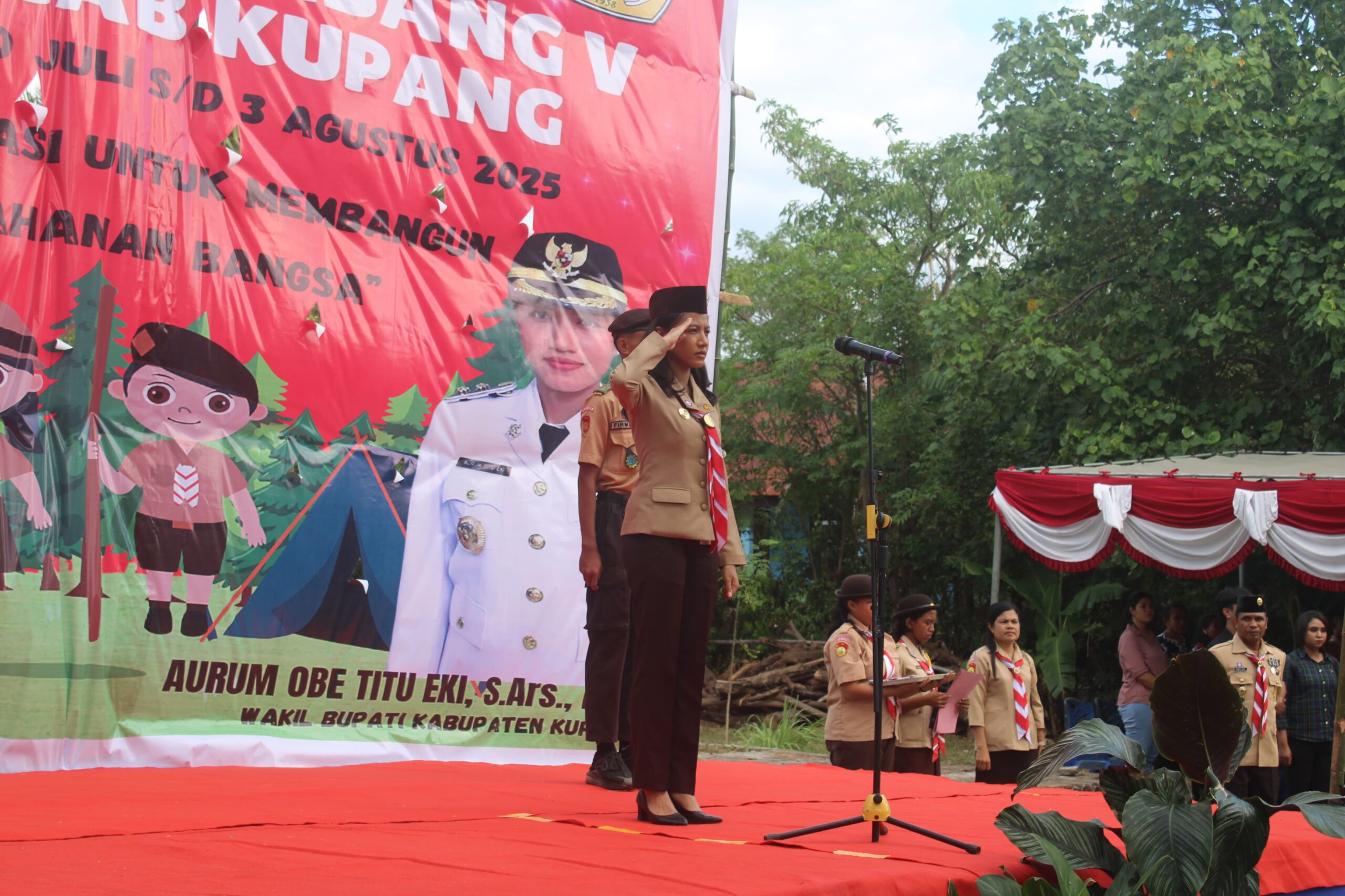 Ket. Foto: Wakil Bupati Kupang, Aurum Obe Titu Eki S. Ars., M. Ars saat Mengikuti Upacara Jambore V Pramuka Kabupaten Kupang.
