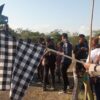 Ket. Foto: Irjen Pol. Dr. Rudi Darmoko saat Mengangkat Bendera Pelepasan Lomba Pacuan Kuda.