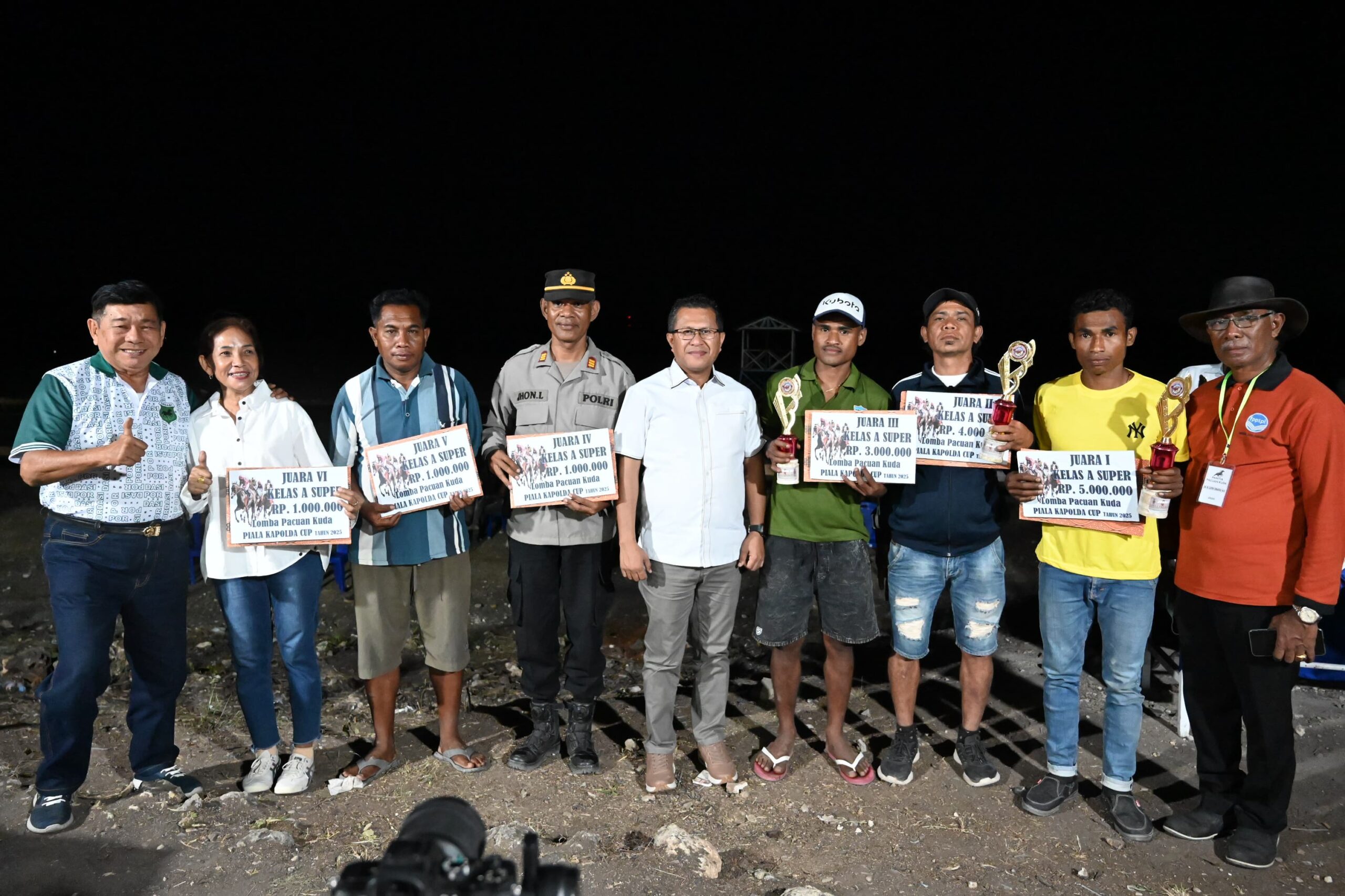 Keterangan: Foto Bersama Bupati Kupang, Yosef Lede, dan Pordasi NTT, Jerry Manafe, Panitia, serta Para Pemenang Lomba Pacuan Kuda Kapolda NTT Cup Tahun 2025.