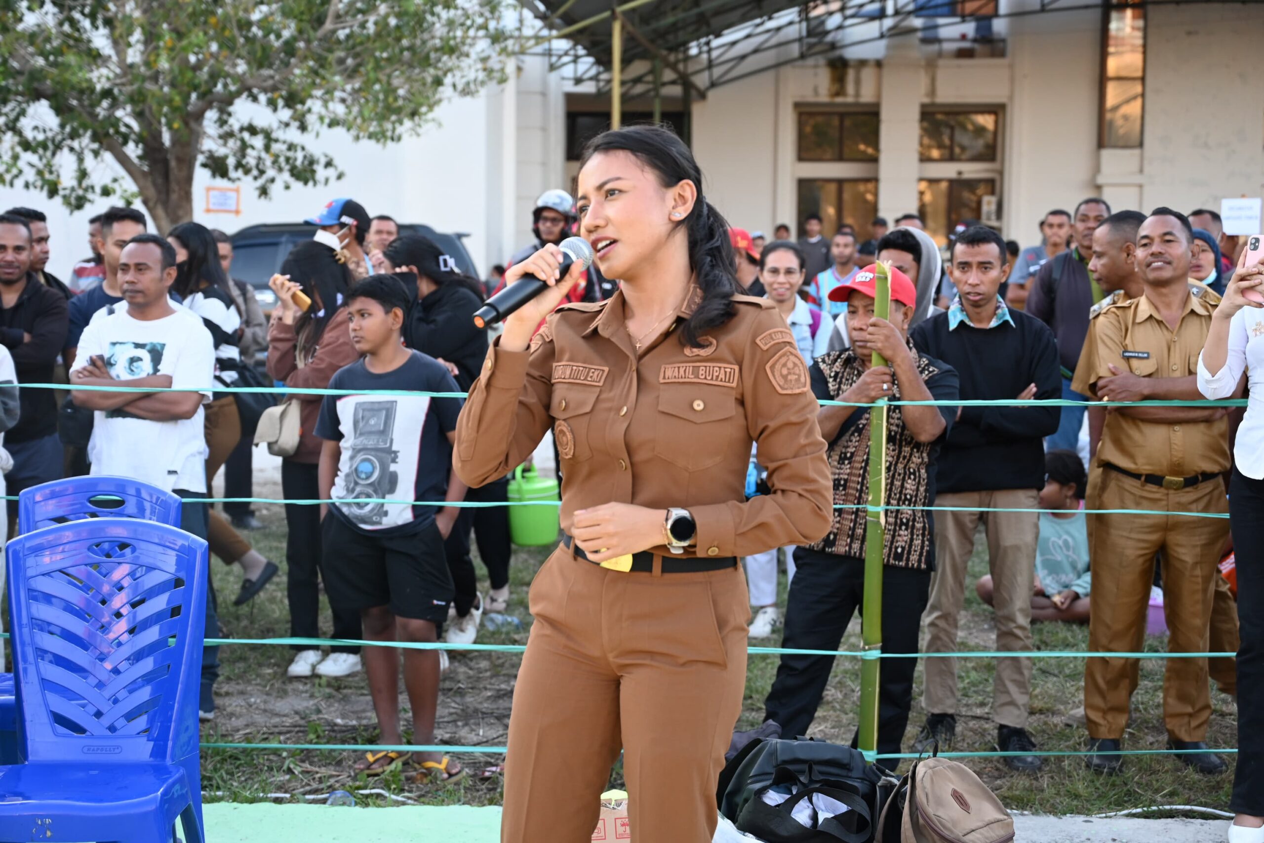 Keterangan: Wakil Bupati Kupang, Aurum Obe Titu Eki S.Ars., M. Ars saat Menyampaikan Sambutannya pada Pertandingan Futsal dan Bola Voli.