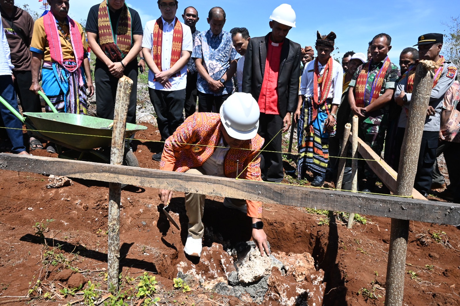 Ket. Foto: Peletakan Batu Pertama Pembangunan Pabrik Pengelolaan Konsentrat PT. Bakti Alam oleh Bupati Kupang, Yosef Lede SH hari Jumat (08/08/2025) lalu.