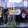 Ket. Foto: Penyerahan Hadiah oleh Bupati Kupang, Yosef Lede kepada Pemenang Lomba Pesparawi Kategori B.