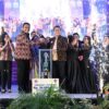 Ket. Foto: Penyerahan Hadiah dan Piagam oleh Bupati Kupang, Yosef Lede, S. H.