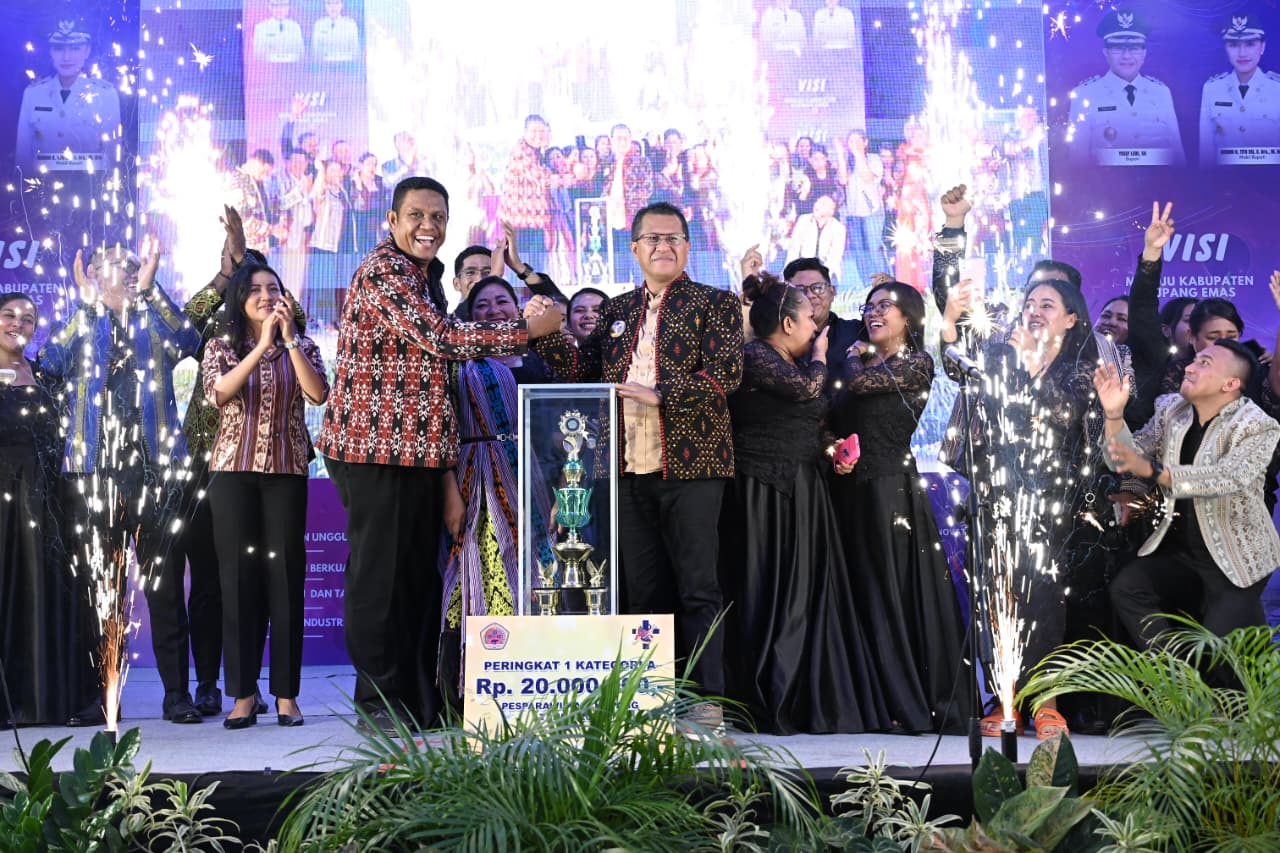 Ket. Foto: Penyerahan Hadiah dan Piagam oleh Bupati Kupang, Yosef Lede, S. H.