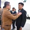 Ket. Foto: Bupati Kupang, Yosef Lede saat Memberikan Satyalancana Karya Satya Kepada salah Satu ASN Lingkup Pemerintah Kabupaten Kupang.