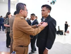 Lama Mengabdi Terhadap Negara, Yosef Lede Berikan Satyalancana Karya Satya Kepada PNS Pemkab Kupang