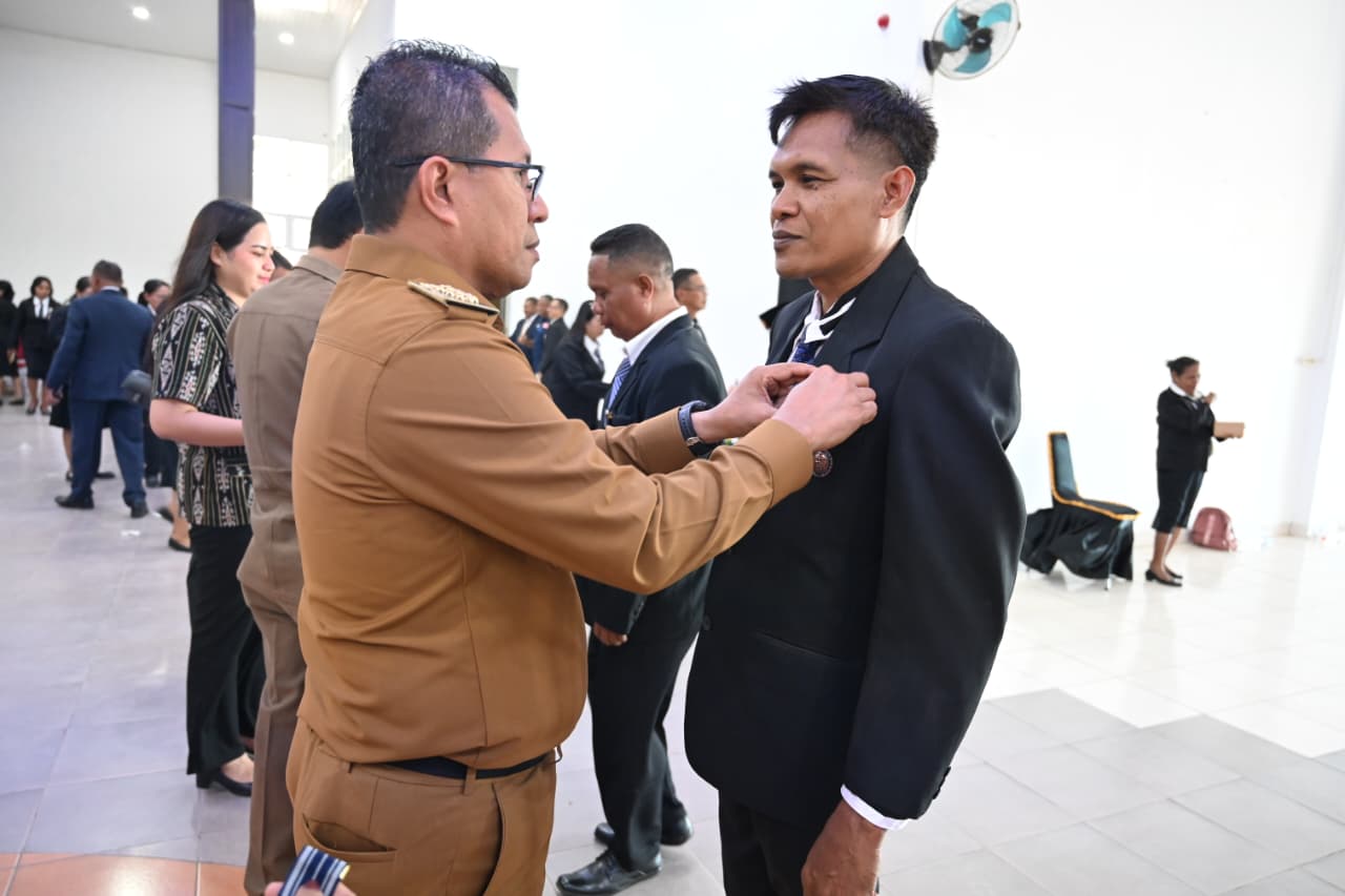 Ket. Foto: Bupati Kupang, Yosef Lede saat Memberikan Satyalancana Karya Satya Kepada salah Satu ASN Lingkup Pemerintah Kabupaten Kupang.
