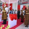 Ket. Foto: Selaku Pembina Upacara, Bupati Kupang Yosef Lede, S.H dan Wakil Bupati Kupang, Aurum Obe Titu Eki, S. Ars., M. Ars saat Upacara Kanaikan Sang Merah Putih.
