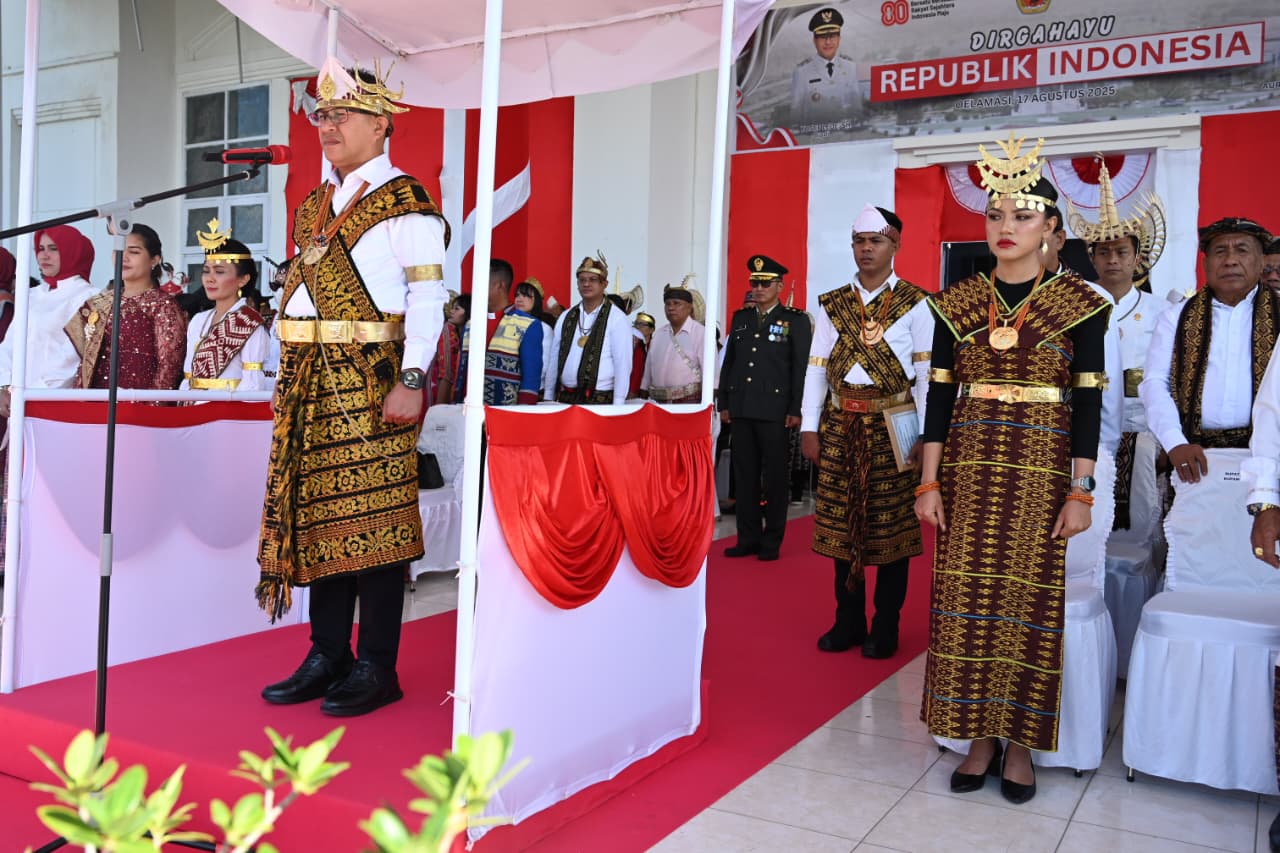 Ket. Foto: Selaku Pembina Upacara, Bupati Kupang Yosef Lede, S.H dan Wakil Bupati Kupang, Aurum Obe Titu Eki, S. Ars., M. Ars saat Upacara Kanaikan Sang Merah Putih.