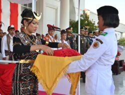 Bermotif Kain Adat Rote, Wakil Bupati Kupang Pembina Upacara Penurunan Bendera Merah Putih