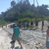 Ket. Foto: Masyarakat Desa Tunbaun saat Gotong Royong Kerjakan Ruas Jalan Rusak Milik Pemerintah Provinsi NTT.
