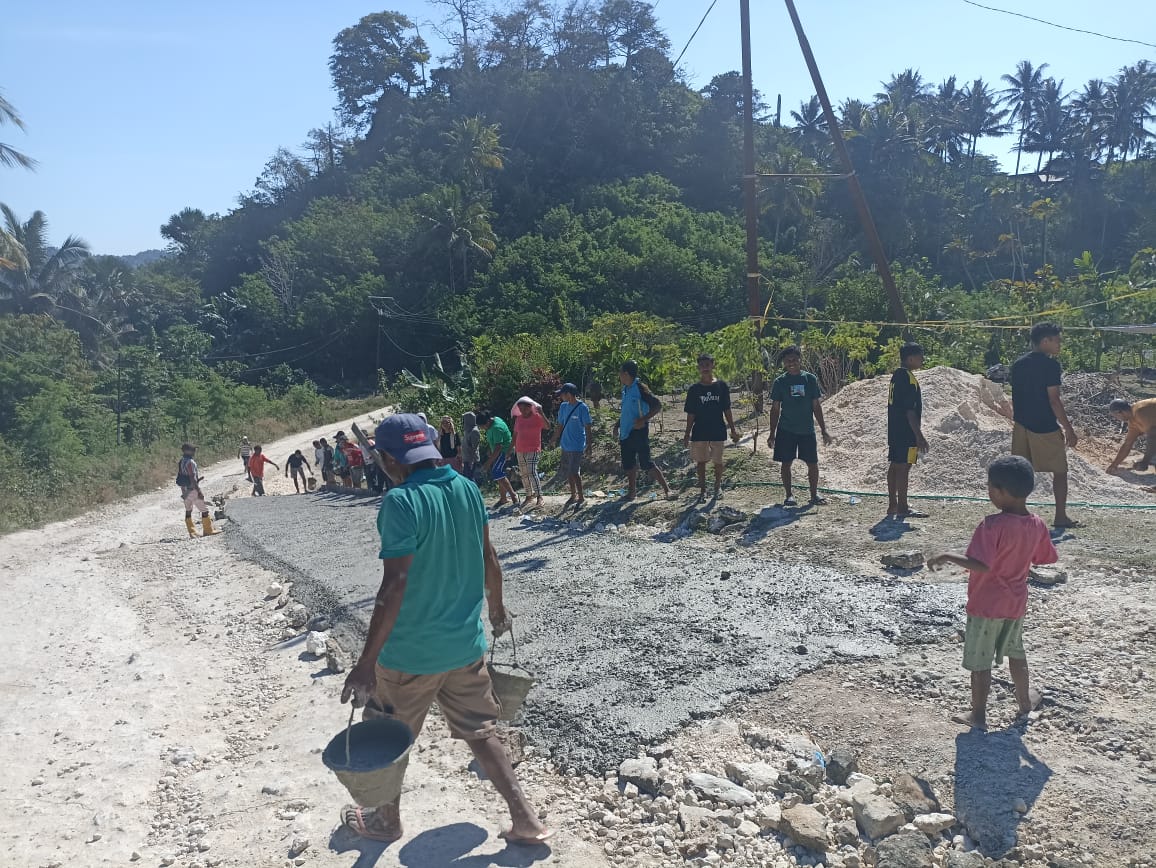 Ket. Foto: Masyarakat Desa Tunbaun saat Gotong Royong Kerjakan Ruas Jalan Rusak Milik Pemerintah Provinsi NTT.