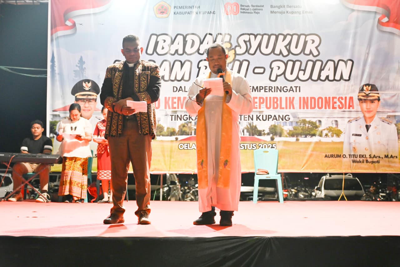 Ket. Foto: Ibadah Syukur Bersama yang Dipimpin oleh Pendeta Markus Y. Leunupun.M.Th bersama Romo  Fransiscus Amandus Oe Ninu.