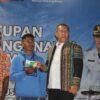 Ket. Foto: Penyerahan Secara Simbolis BPJS Kesehatan oleh Bupati Kupang, Yosef Lede S. H kepada Masyarakat Kabupaten Kupang.