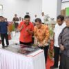 Ket. Foto: Penandatanganan Prasasti Gereja Getsemani Tarus Timur oleh Bupati Kupang, Yosef Lede, di Dampingi Ketua Pembangunan, Nelson Matara.