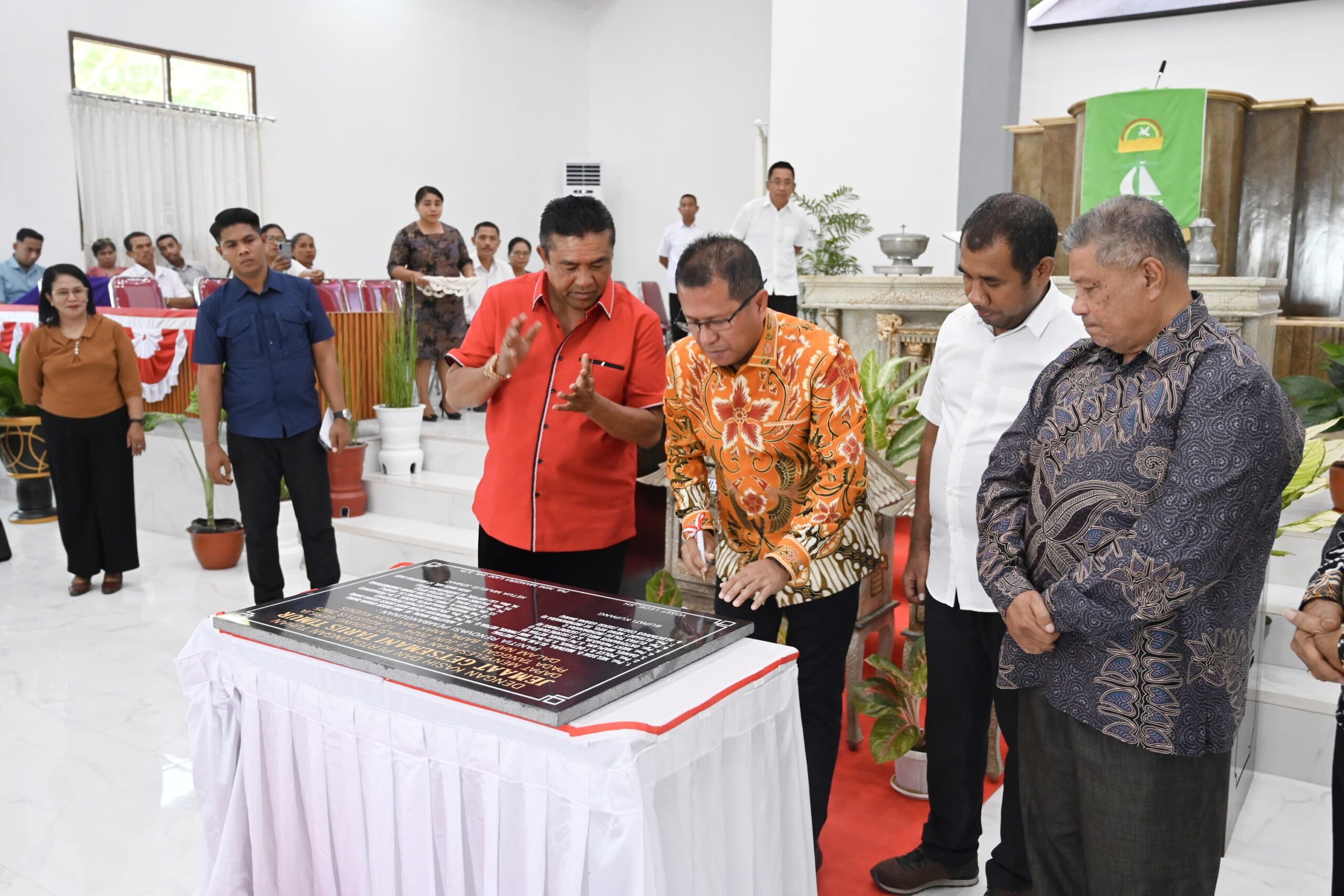Ket. Foto: Penandatanganan Prasasti Gereja Getsemani Tarus Timur oleh Bupati Kupang, Yosef Lede, di Dampingi Ketua Pembangunan, Nelson Matara.
