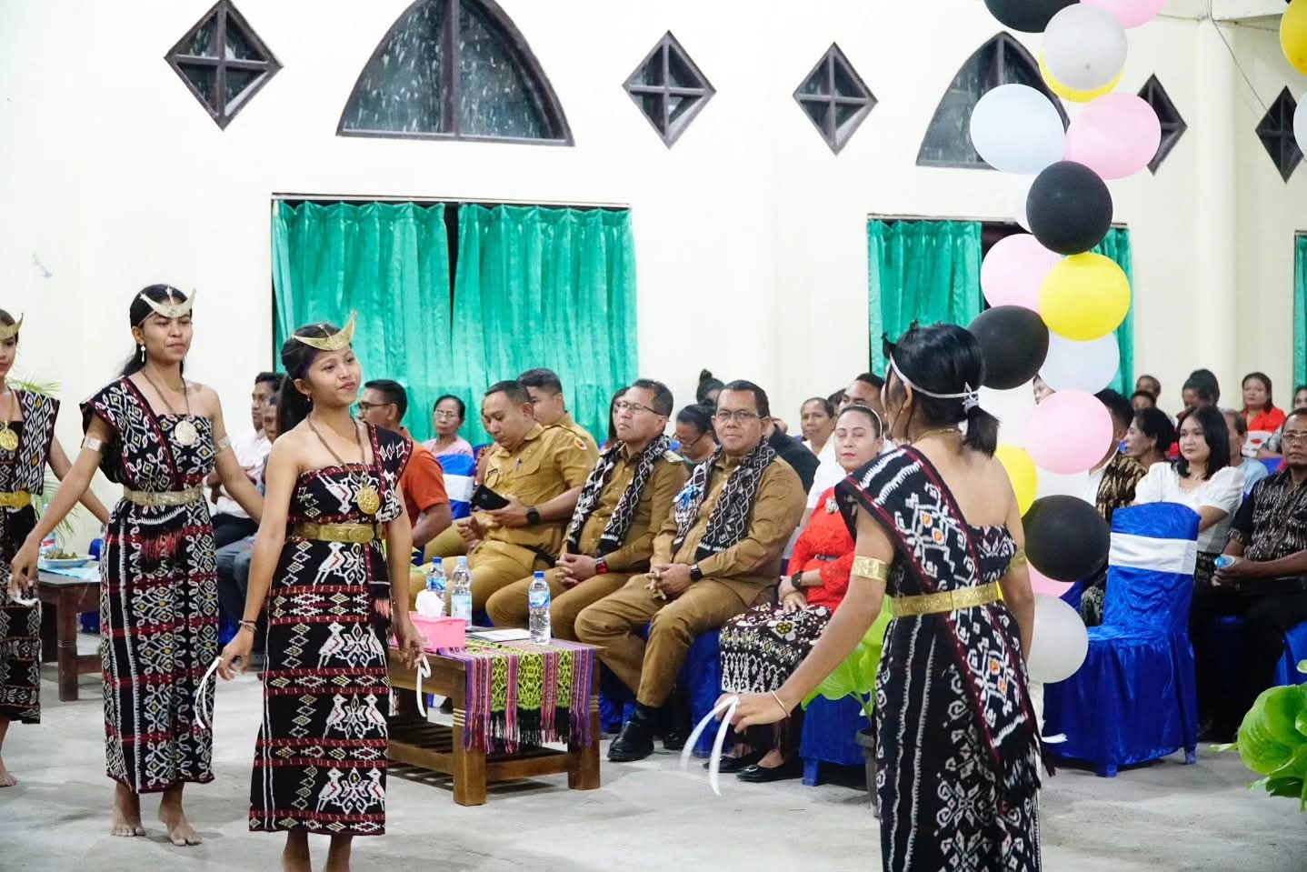 Ket. Foto: Gubernur NTT, Emanuel Melkiades Laka Lena, dan Bupati Kupang, Yosef Lede saat Menghadiri Syukuran HUT GMIT Ebenhaezer di Desa Pukdale.