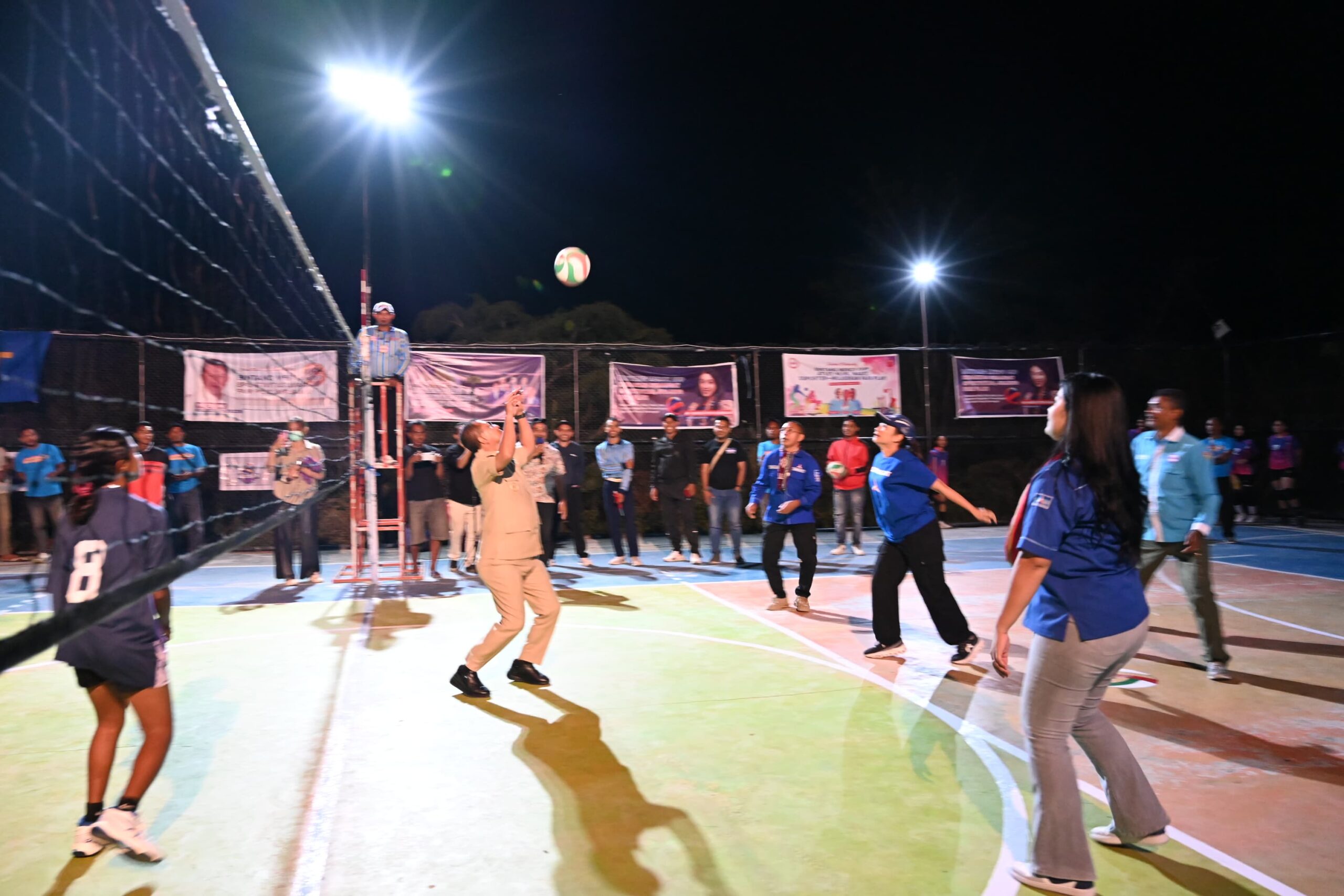 Ket. Foto: Bupati Kupang, Yosef Lede, S.H Membuka Turnamen Bola Voli Bintang Mercy CUP Tahun 2025.