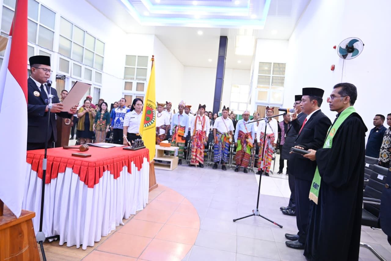 Ket. Foto: Bupati Kupang, Yosef Lede, S.H Melantik Sekretaris Daerah Kabupaten Kupang, Mateldius Soleman Jilis Sanam, S.T.