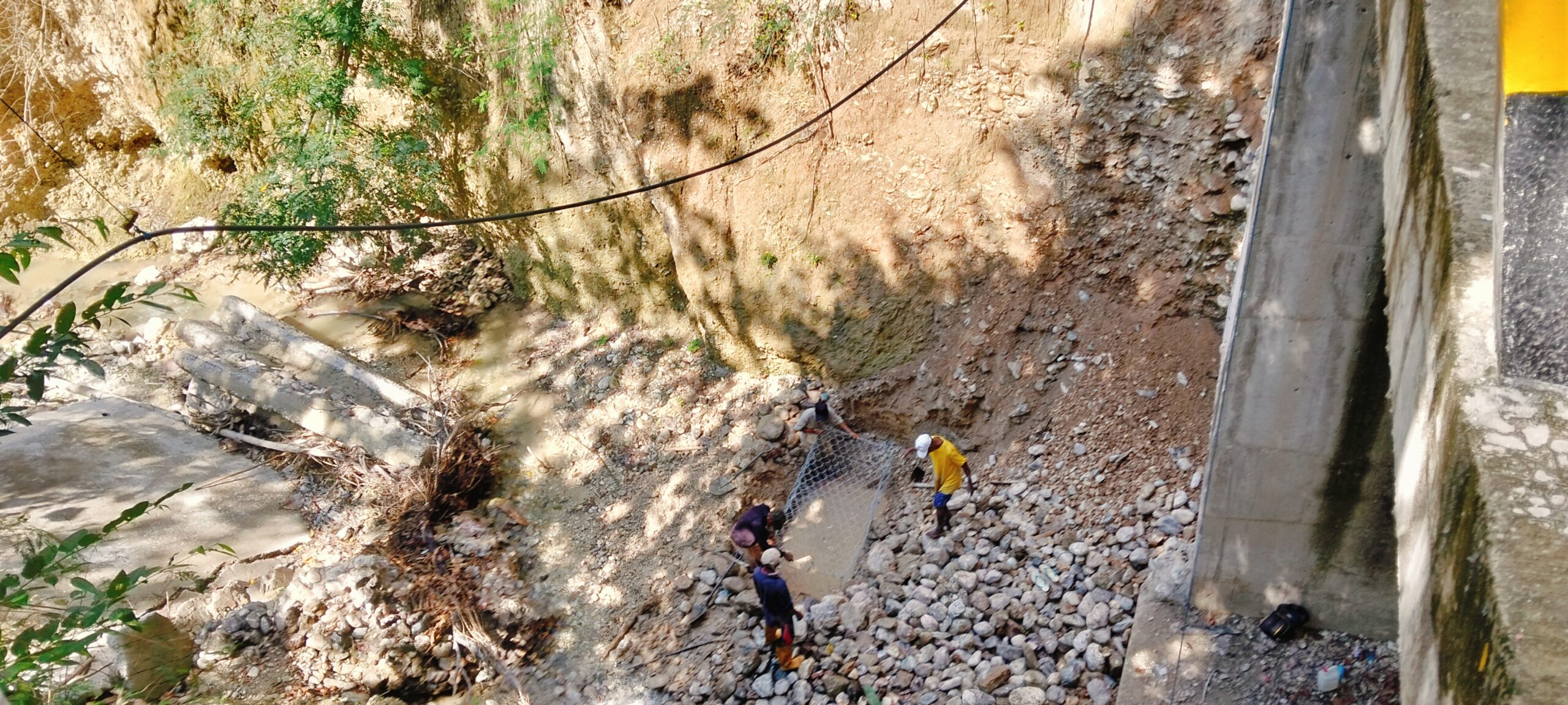 Ket. Foto: Kondisi Pembangunan Bronjong pada Jembatan Totgom.