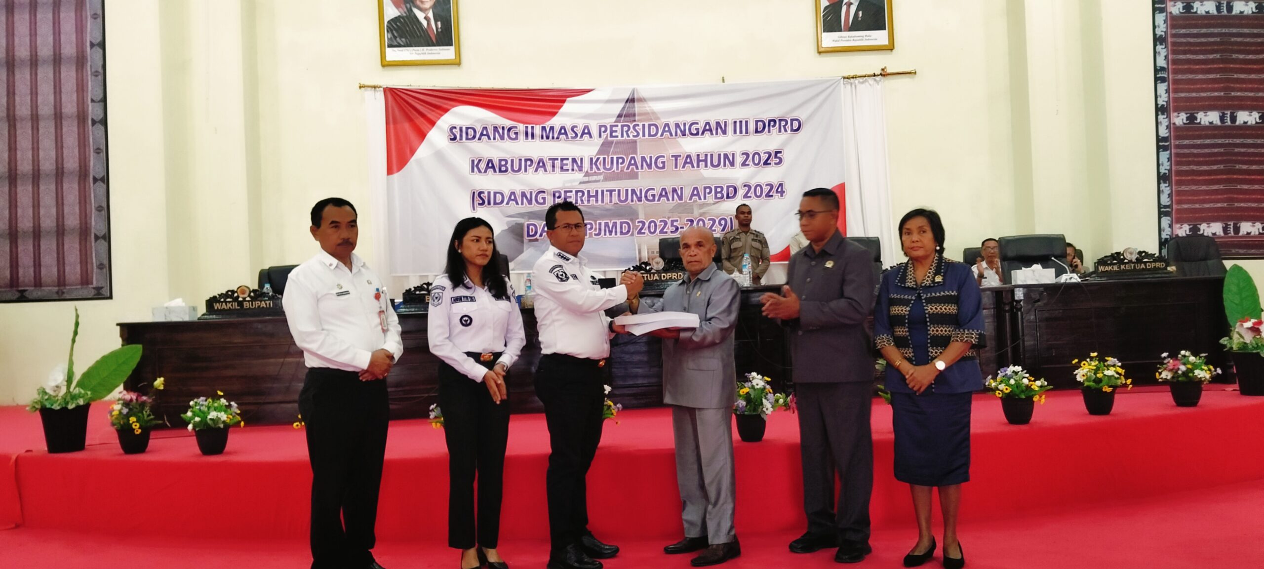 Ket. Foto: Penyerahan Perhitungan APBD Pemerintah Kabupaten Kupang Tahun 2024, dan Pembahasan Rencana Pembangunan Jangka Menengah Daerah (RPJMD) Pemerintah Kabupaten Kupang Tahun 2025–2029.