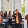 Keterangan: Pose Bersama di Lobi Depan Kantor Bupati Kupang.
