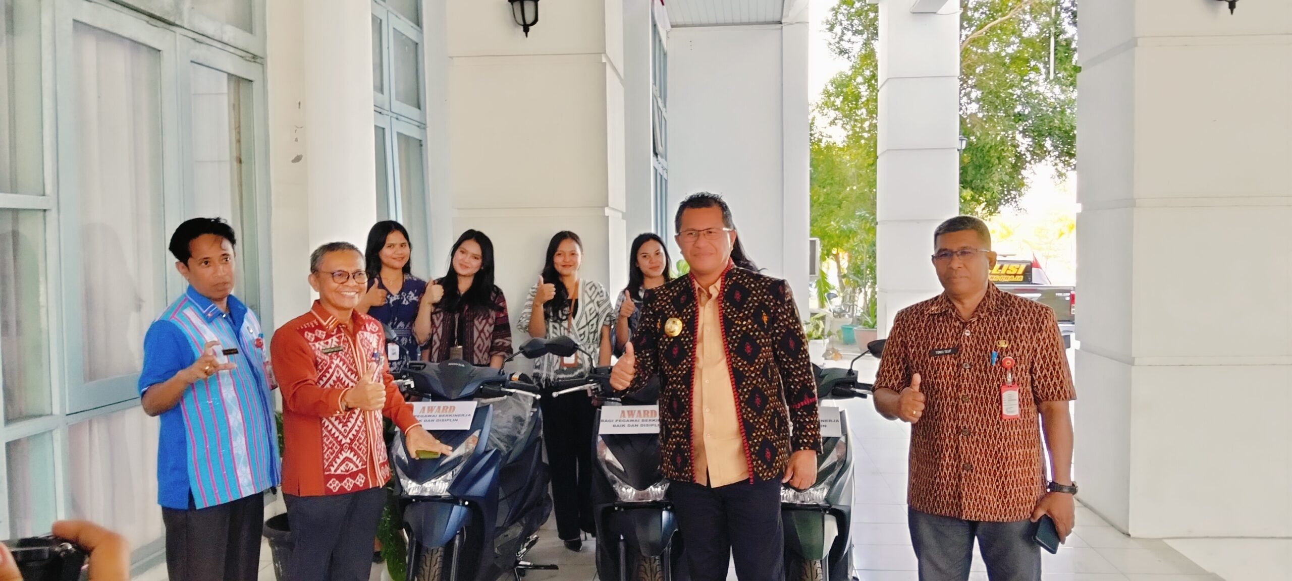 Keterangan: Pose Bersama di Lobi Depan Kantor Bupati Kupang.