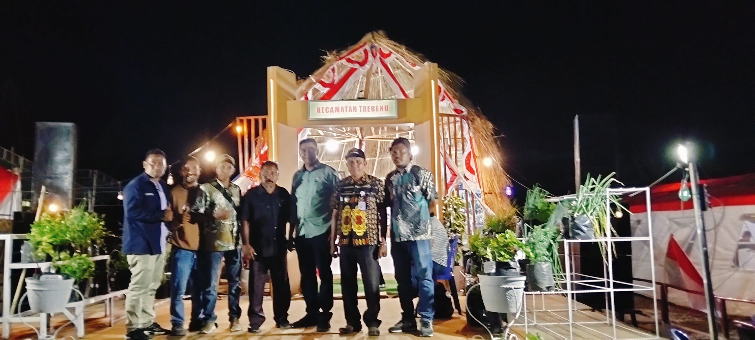 Keterangan: Camat Taebenu, Anggota DPRD Kabupaten Kupang, Domi Atimeta, dan Warga Pose Bersama.