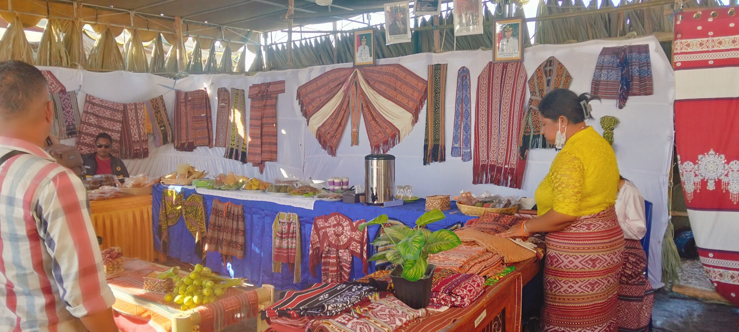 Ket. Foto: Stand Pameran Expo Pembangunan dan UMKM Amarasi Barat di Selimuti Motif Amarasi.