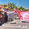 Ket. Foto: Bupati Kupang, Yosef Lede, SH, bersama Plt. Sekda Kabupaten Kupang Piter Sabaneno saat Melepas Peserta Nomor (01) Carnaval Kabupaten Kupang.