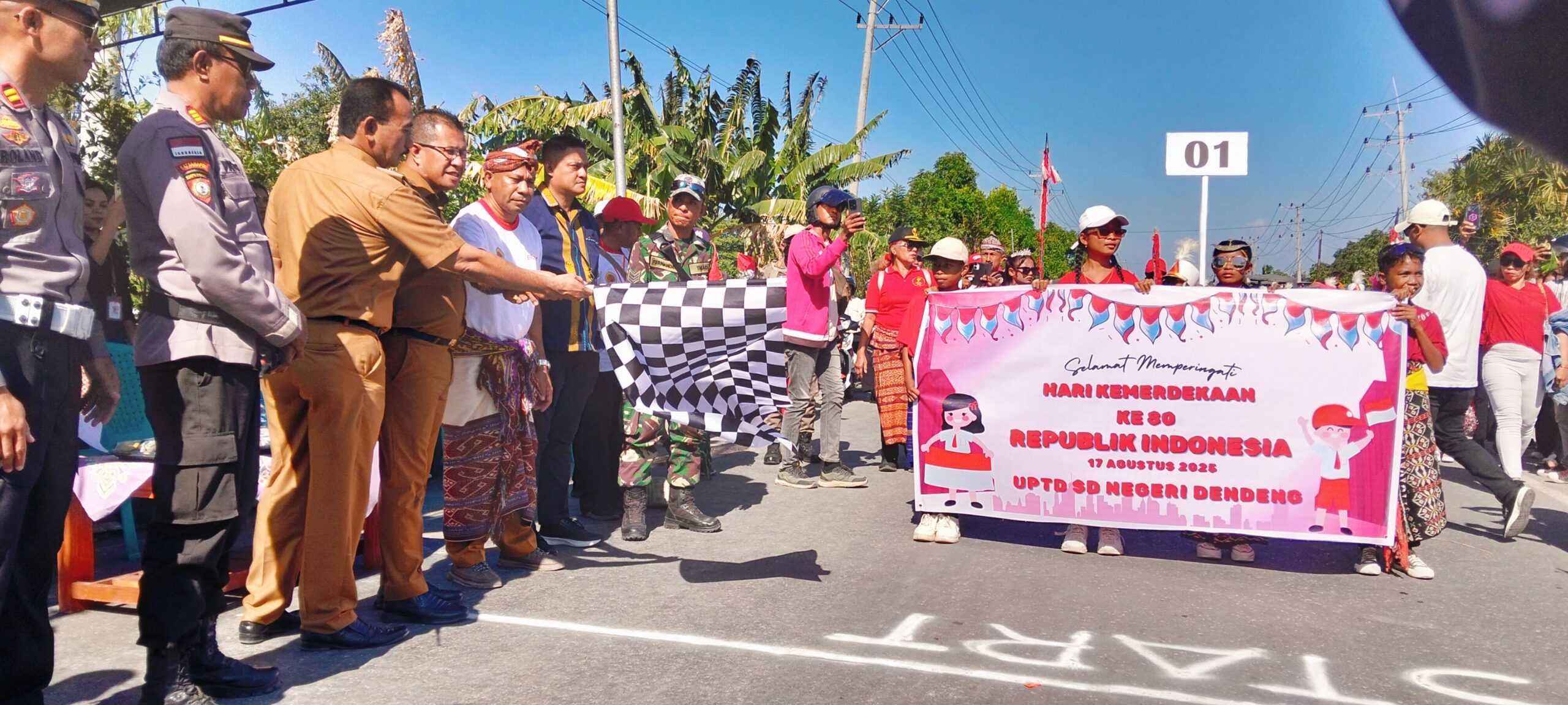 Ket. Foto: Bupati Kupang, Yosef Lede, SH, bersama Plt. Sekda Kabupaten Kupang Piter Sabaneno saat Melepas Peserta Nomor (01) Carnaval Kabupaten Kupang.