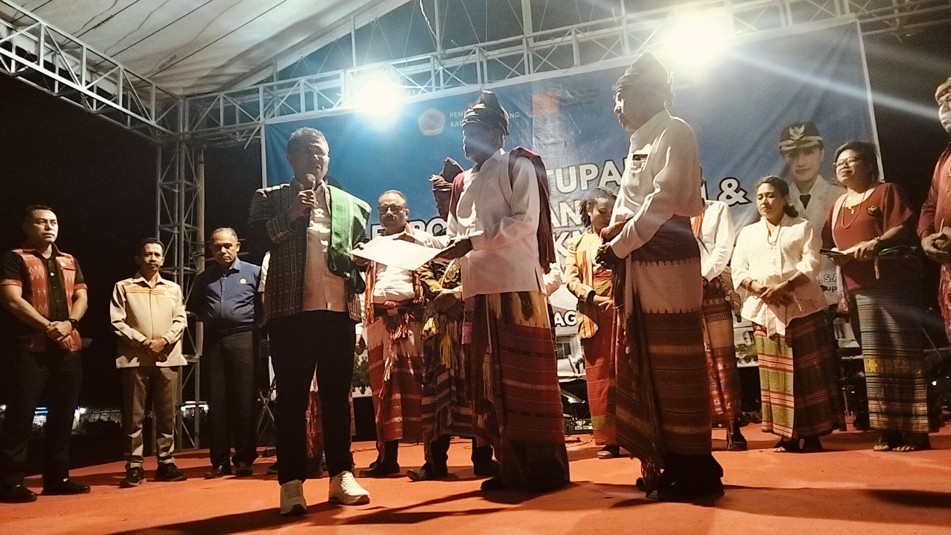 Ket. Foto: Penyerahan Letak Kota Daerah Otonomi Baru (DOB)Amfoang oleh Ketua Panitia, Yunus Naisunis kepada Bupati Kupang, Yosef Lede SH.