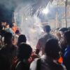 Ket. Foto: Peminat Babi Bakar sedang Antri Untuk Membeli.