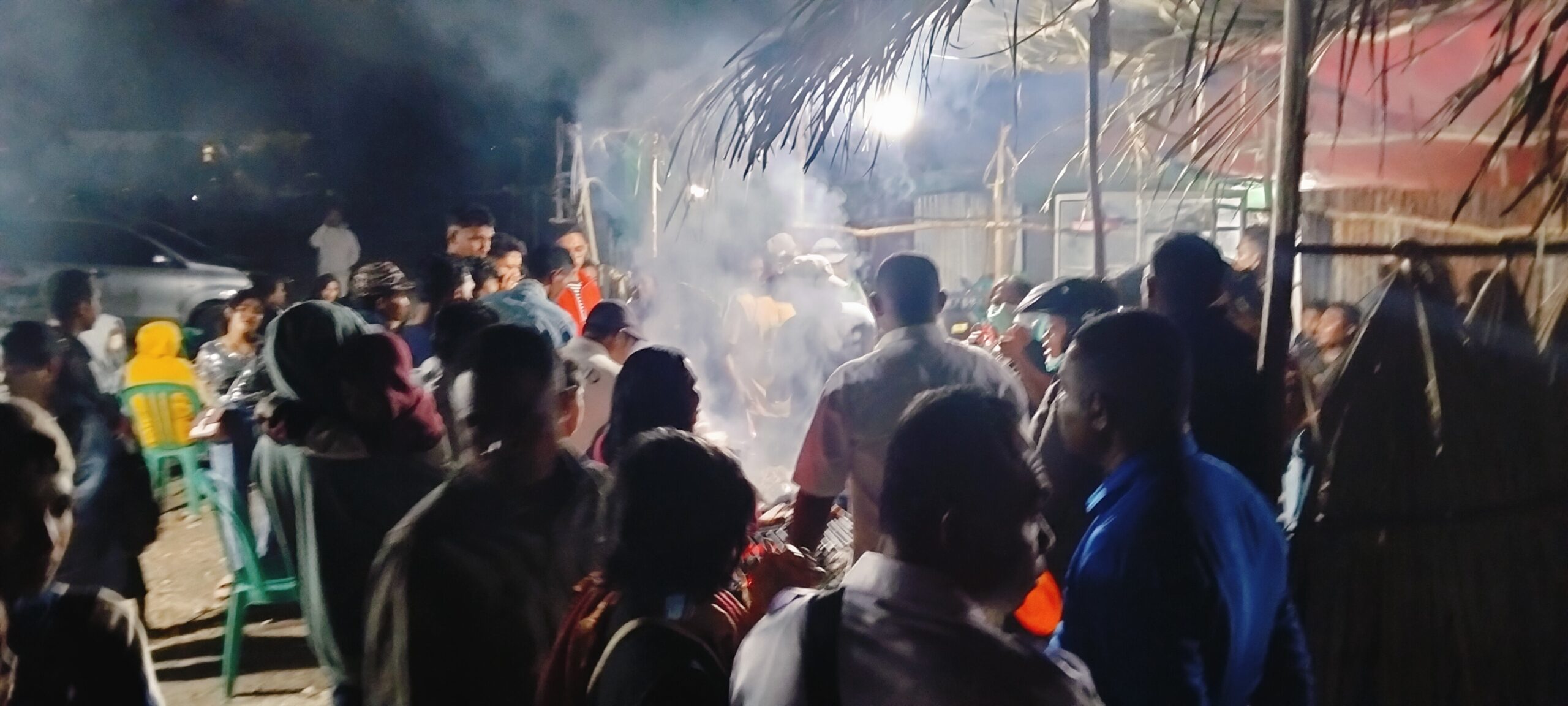 Ket. Foto: Peminat Babi Bakar sedang Antri Untuk Membeli.