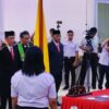 Ket. Foto: Sekretaris Daerah Kabupaten Kupang, Mateldius Soleman Jilis Sanam, S.T Menerima Sumpah dan Janji oleh Bupati Kupang, Yosef Lede, S.H.