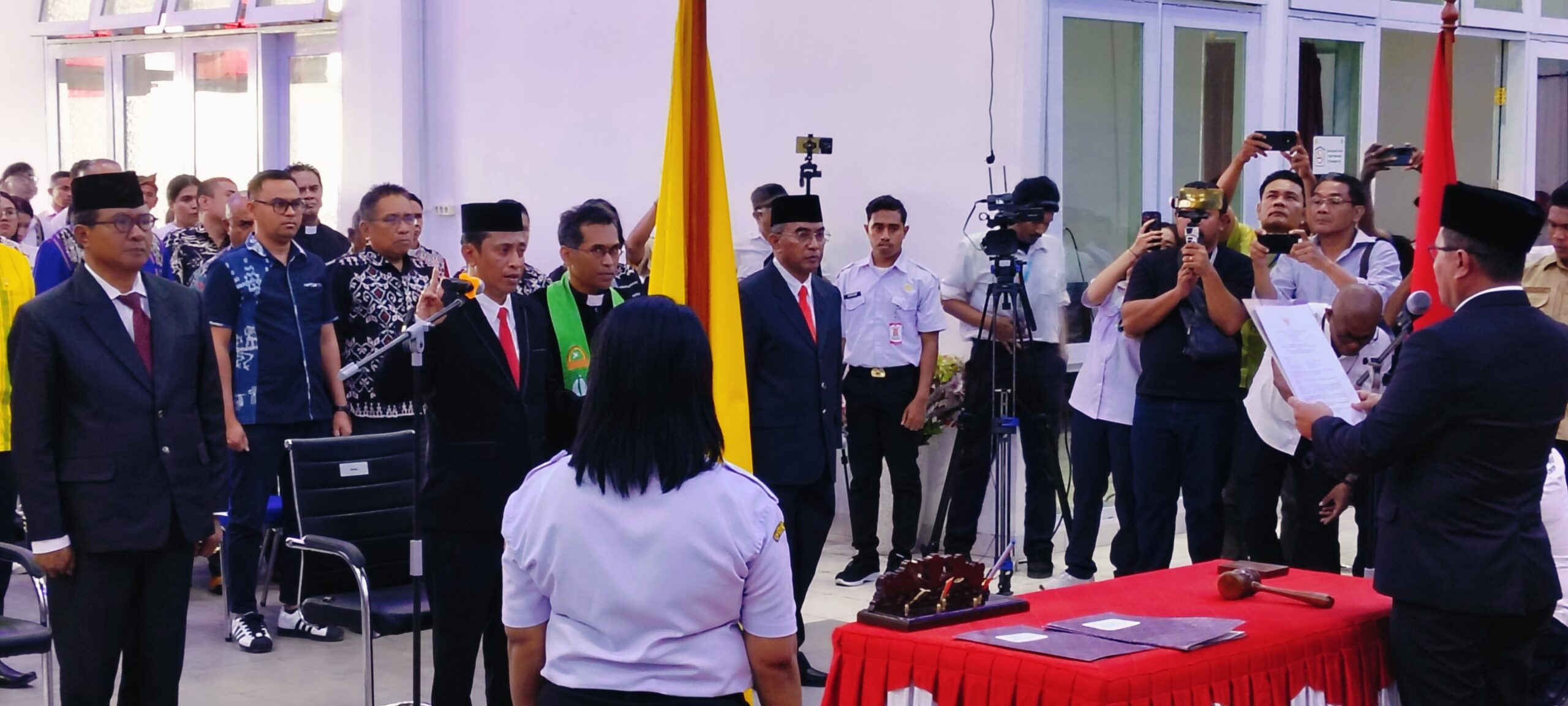 Ket. Foto: Sekretaris Daerah Kabupaten Kupang, Mateldius Soleman Jilis Sanam, S.T Menerima Sumpah dan Janji oleh Bupati Kupang, Yosef Lede, S.H.