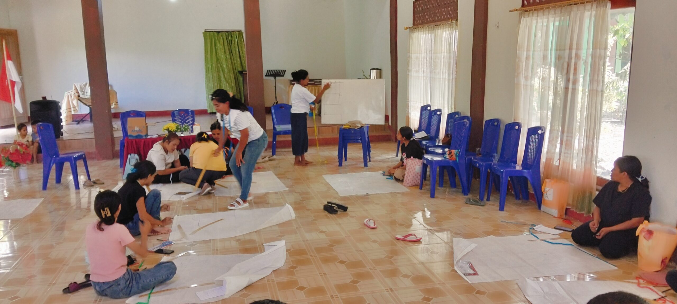 Ket. Foto: Situasi Pelatihan Menggunting dan Menjahit Kilat Bertempat di GKSI Tuatuka.