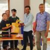 Ket. Foto: Lurah Tuatuka, Abya D. Benusu saat Menyerahkan 1 Unit Mesin Jahit Secara Simbolis Kepada Peserta Pelatihan Menggunting dan Menjahit Kilat.