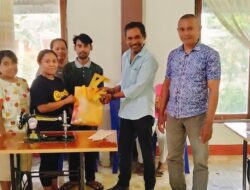 Terakhir Pelatihan Menjahit Kilat, Lurah Tuatuka Serahkan Mesin Jahit Kepada Peserta