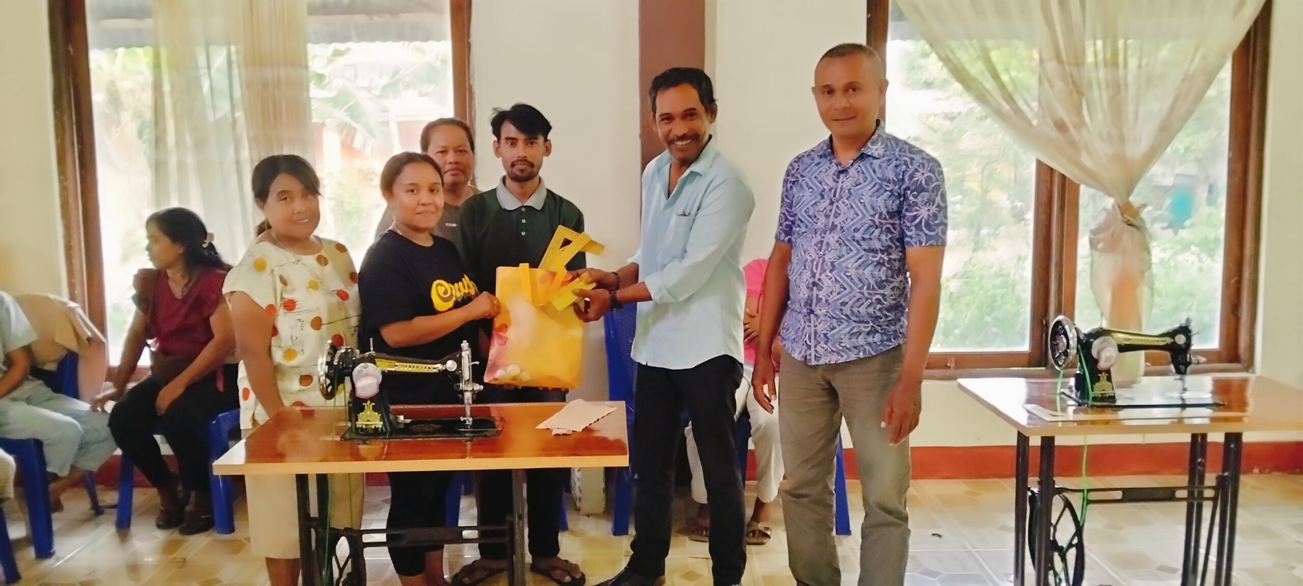 Ket. Foto: Lurah Tuatuka, Abya D. Benusu saat Menyerahkan 1 Unit Mesin Jahit Secara Simbolis Kepada Peserta Pelatihan Menggunting dan Menjahit Kilat.