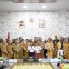 Ket. Foto: Pose Bersama Usai Penyerahan Hadiah dari Bupati Kupang, Yosef Lede SH kepada Kedua Bocah asal Kabupaten Kupang.