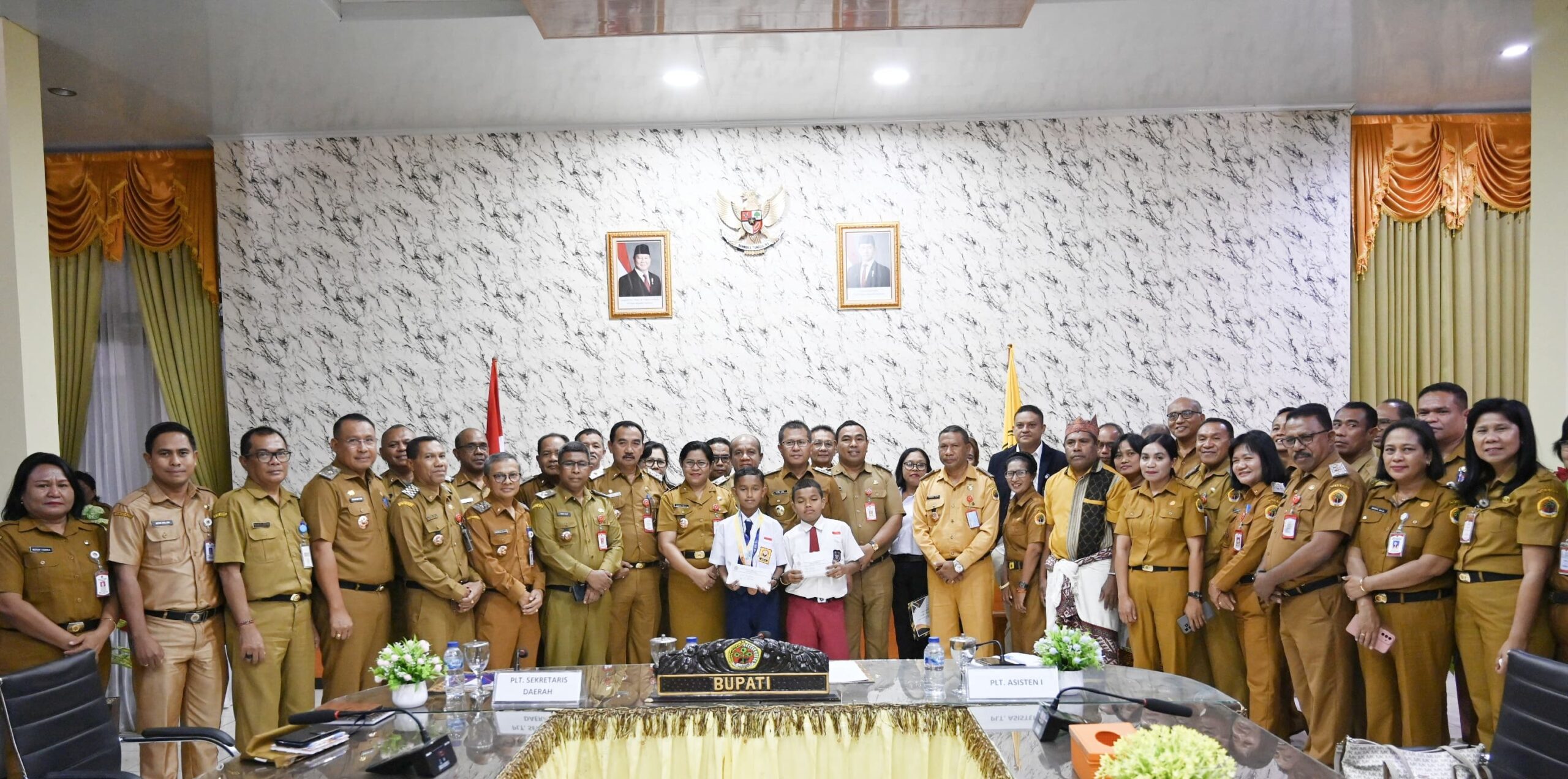 Ket. Foto: Pose Bersama Usai Penyerahan Hadiah dari Bupati Kupang, Yosef Lede SH kepada Kedua Bocah asal Kabupaten Kupang.
