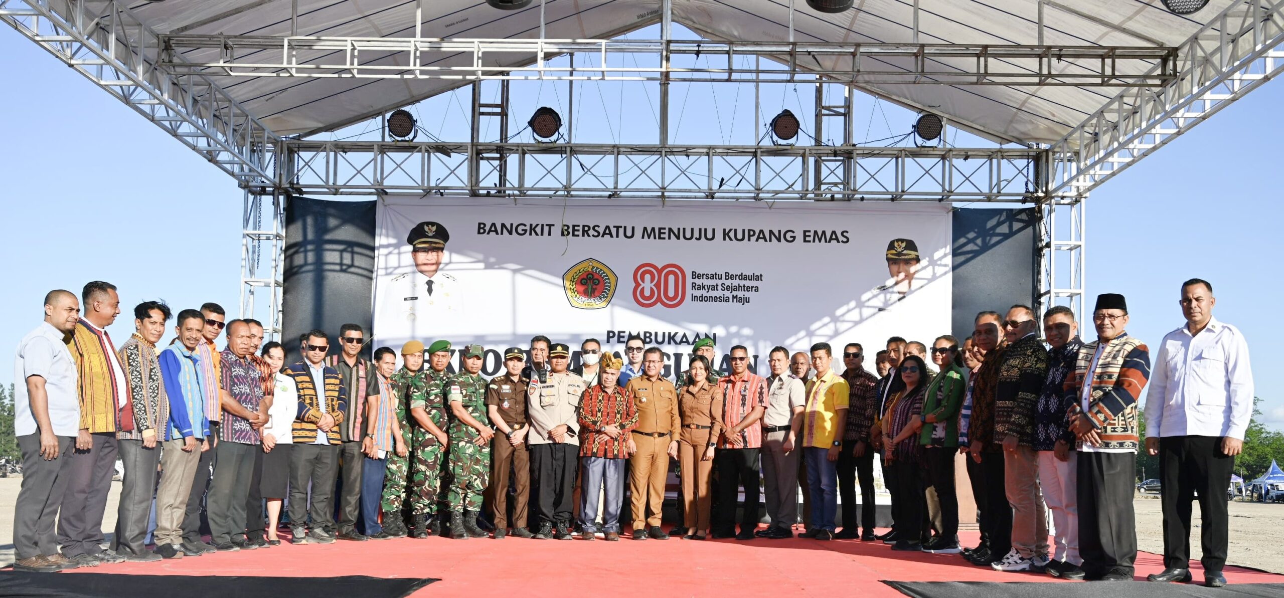 Keterangan: Bupati dan Wakil Bupati Kupang Foto Bersama Semua Unsur Penting.