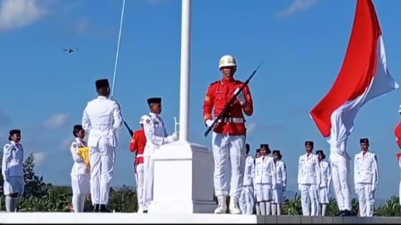 Ket. Foto: Situasi Upacara Pengibaran Sang Saka Merah Putih di Lapangan Upacara, Kota Oelamasi, Kantor Bupati Kupang.