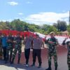 Ket. Foto: Tampak Anggota Kepolisian Sektor Amfoang Timur dan TNI AD Menggotong Sang Saka Merah Putih.