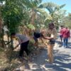 Ket. Foto: Bhabinkamtibmas Polres Kupang, Aipdha I Made Budhayana, dan Kepala Desa Oelomin, Yeheskilal O. Y. Ablelo serta Masyarakat saat Mengadakan Pembersihan di ruas Jalan HR. Koroh.