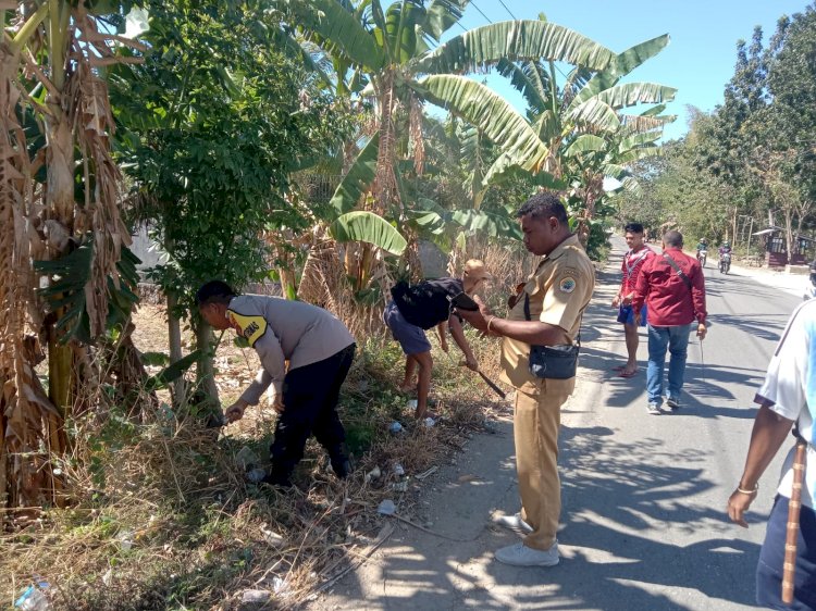 Ket. Foto: Bhabinkamtibmas Polres Kupang, Aipdha I Made Budhayana, dan Kepala Desa Oelomin, Yeheskilal O. Y. Ablelo serta Masyarakat saat Mengadakan Pembersihan di ruas Jalan HR. Koroh.