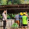 Ket. Foto: Bhabinkamtibmas Desa Hoeknutu dan Desa Oesusu saat Bersama Warga.